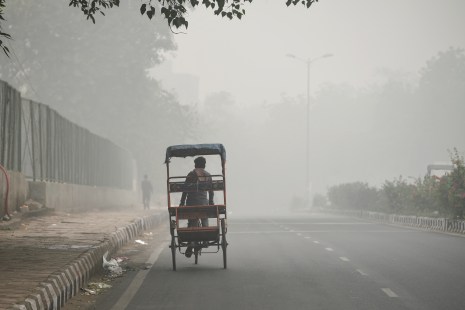 Inde: Delhi asphyxiée par un brouillard de pollution, vols déroutés