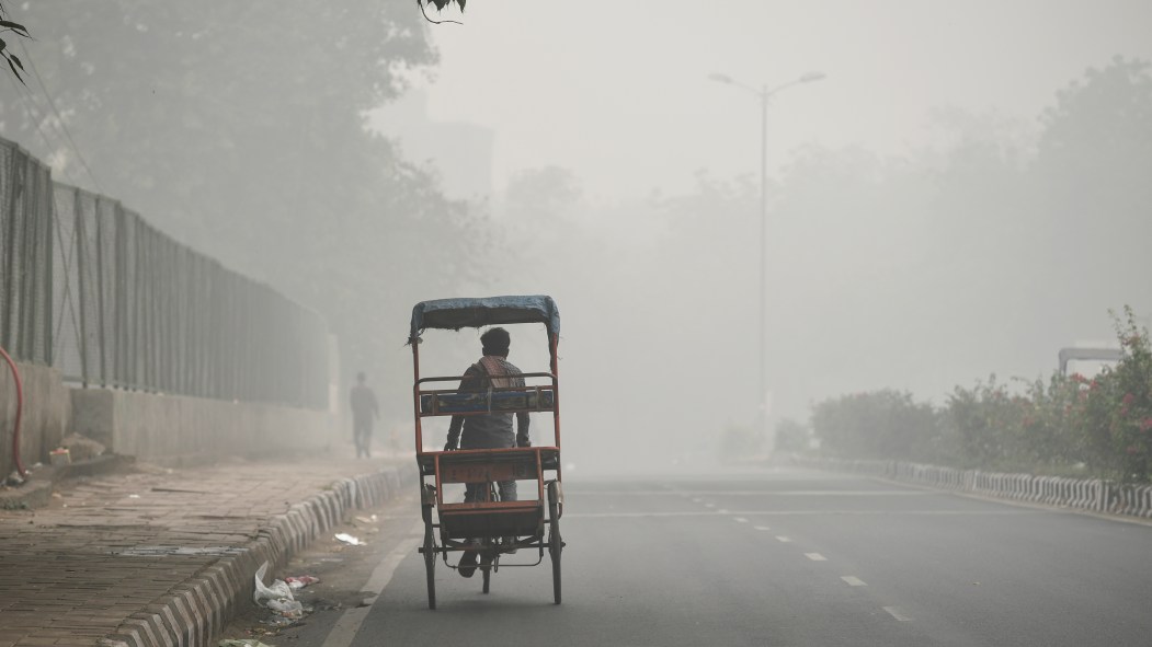 Inde: Delhi asphyxiée par un brouillard de pollution, vols déroutés