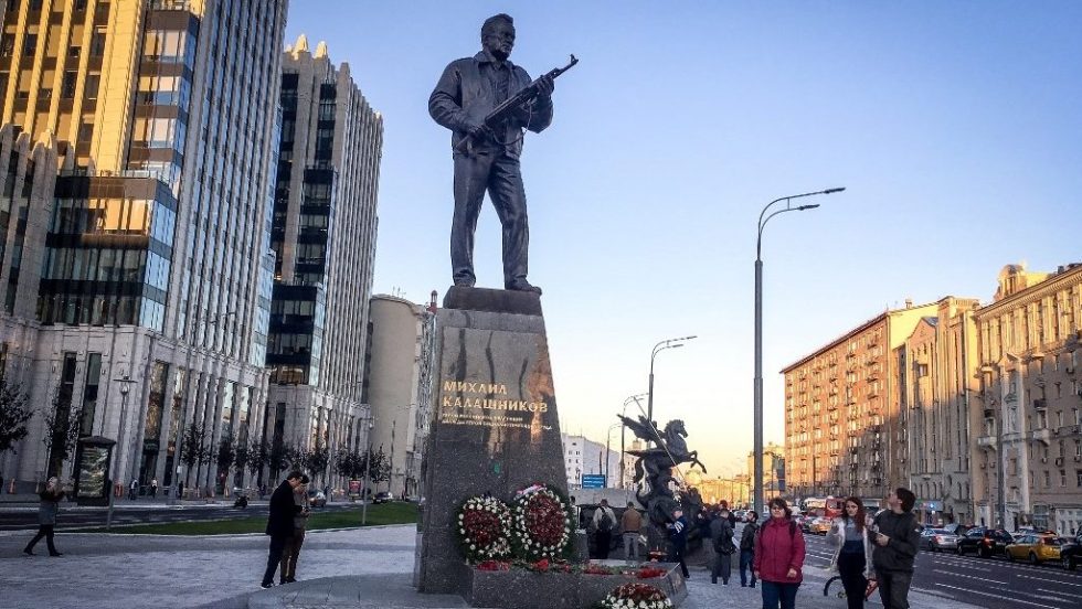 La Russie fête dimanche les cent ans de la naissance de Mikhaïl Kalachnikov.