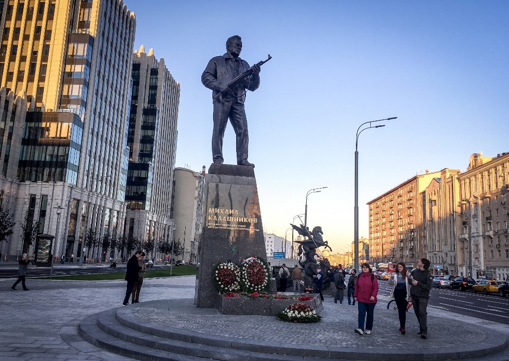 La Russie fête dimanche les cent ans de la naissance de Mikhaïl Kalachnikov.