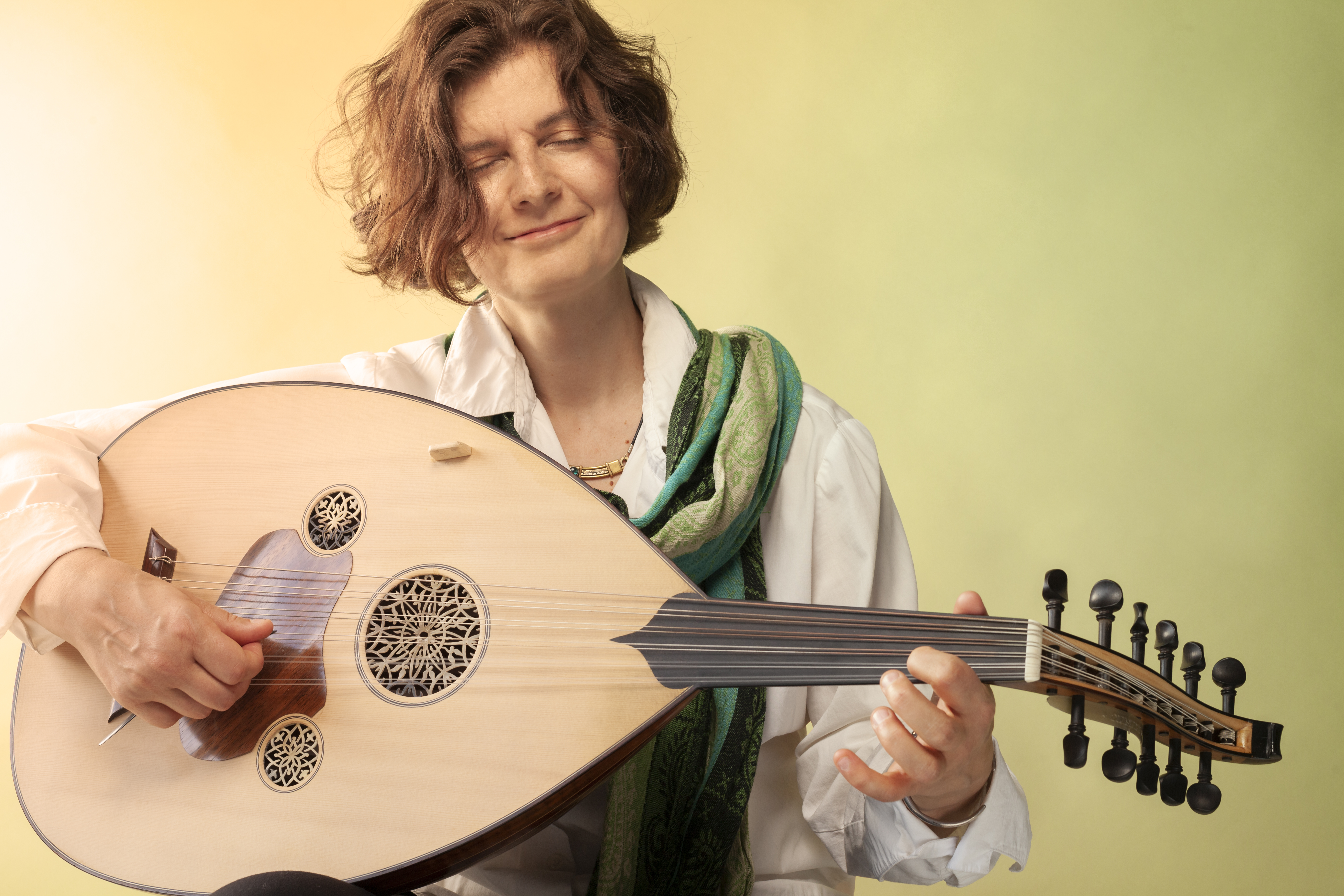 Katia Makdissi-Warren, jouant du oud