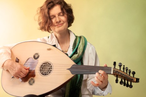 Katia Makdissi-Warren, jouant du oud