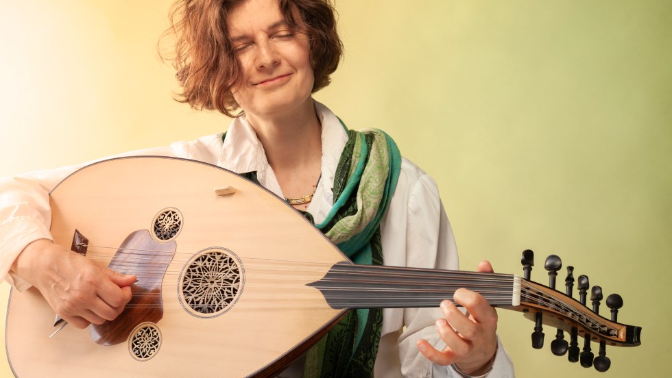 Katia Makdissi-Warren, jouant du oud