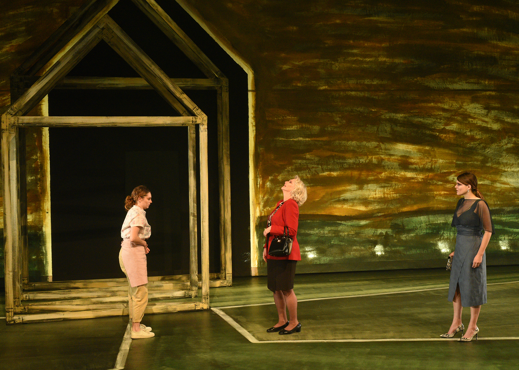 Trois personnages de la pi&egrave;ce de th&eacute;&acirc;tre &laquo;Les serpents&raquo;.