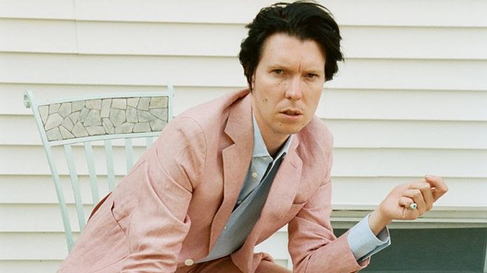 Alex Cameron pose pour son album &laquo;Miami Memory&raquo;
