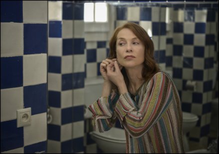 L'actrice Isabelle Huppert se met des boucles d'oreilles dans une salle de bain. Image tirée du film «Frankie» du réalisateur Ira Sachs.