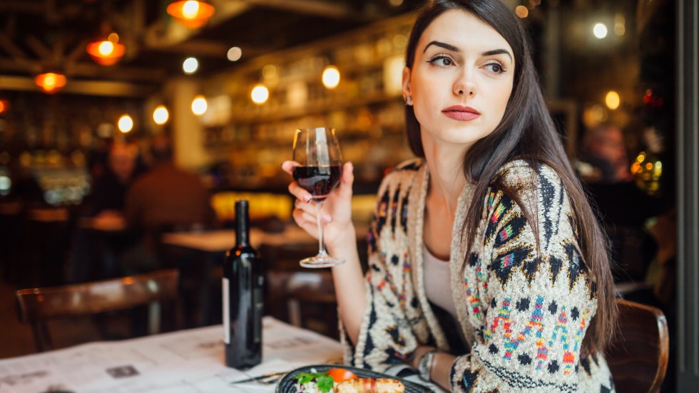 Transgresser les normes, une coupe de vin à la main