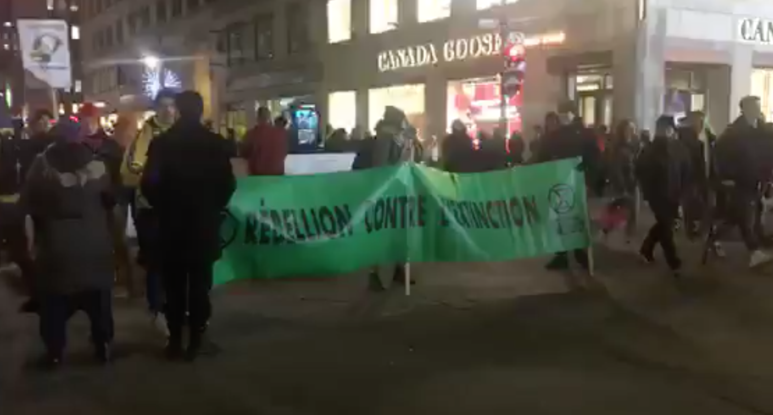 Le groupe Extinction Rebellion bloque la rue Sainte-Catherine le 29 novembre 2019, jour du magasinage du Black Friday.