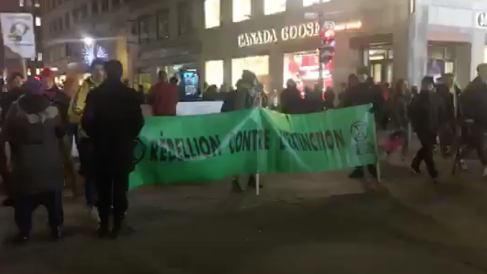 Le groupe Extinction Rebellion bloque la rue Sainte-Catherine le 29 novembre 2019, jour du magasinage du Black Friday.