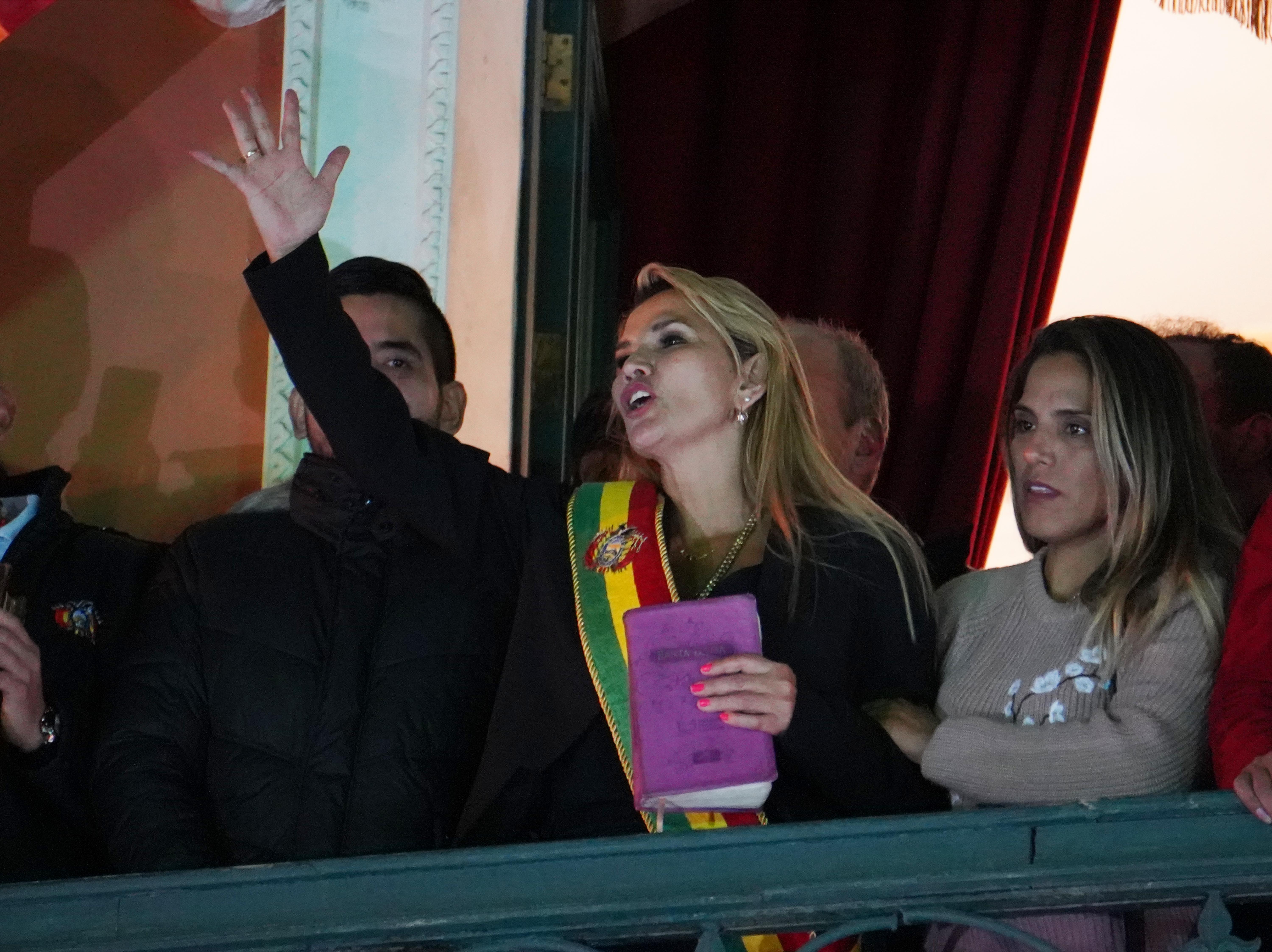 Bolivie: la présidente par intérim tente de pacifier le pays