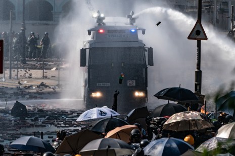 Hong Kong: la police menace d'utiliser des balles réelles