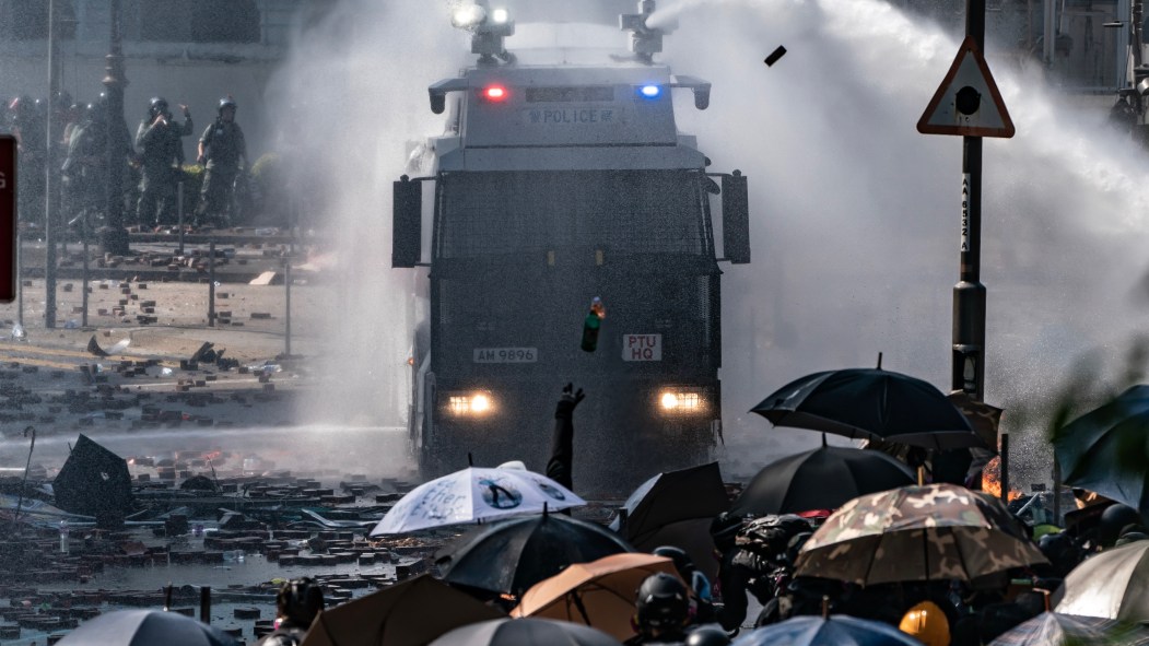 Hong Kong: la police menace d'utiliser des balles réelles