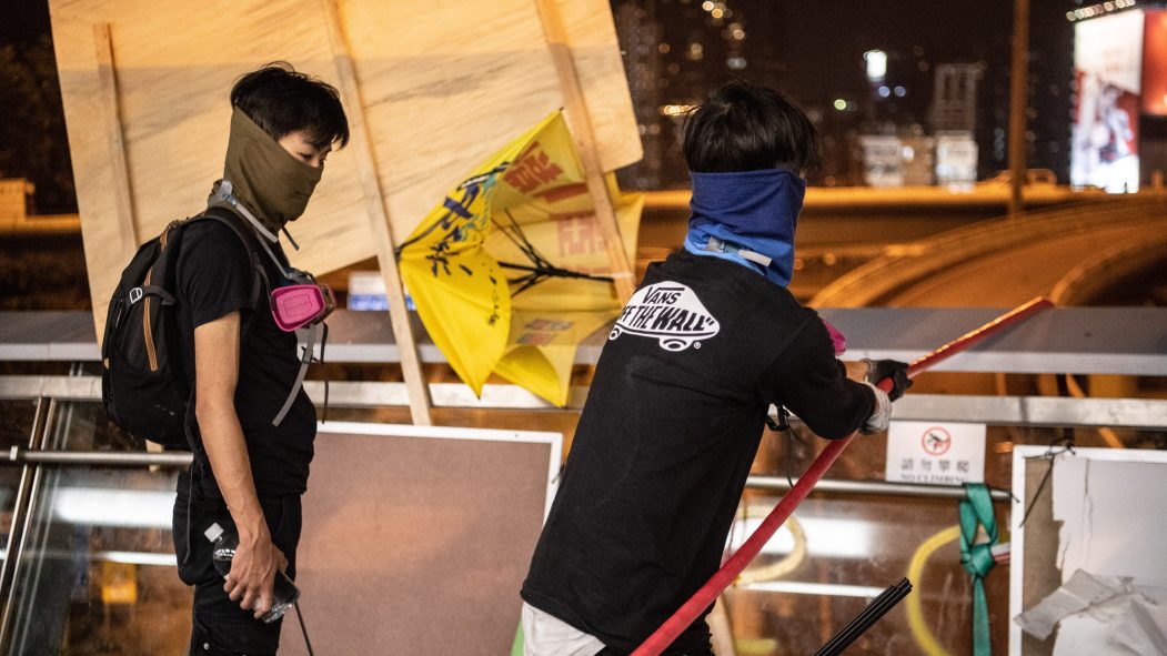 Fuite spectaculaire de manifestants assiégés par la police à Hong Kong
