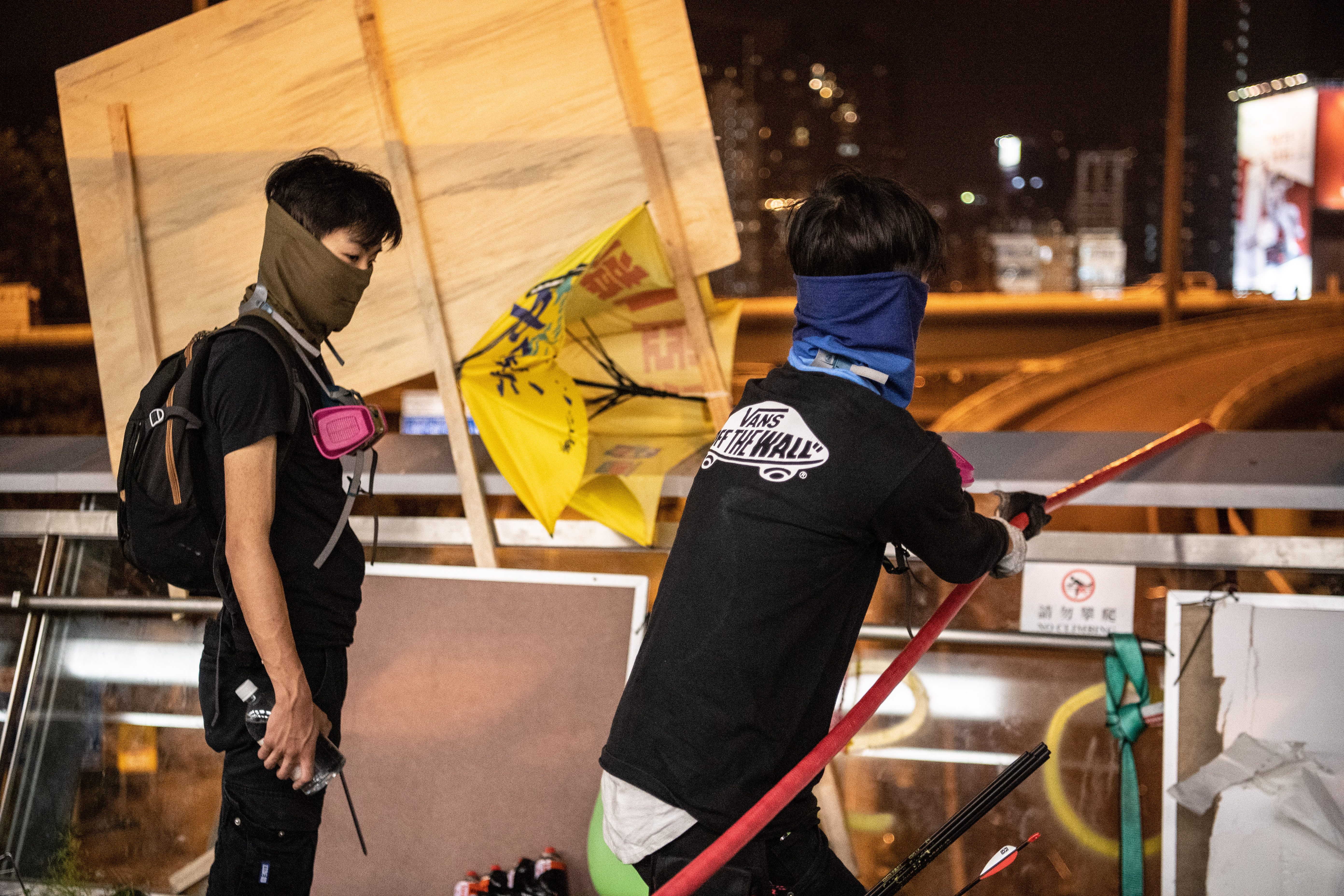 Fuite spectaculaire de manifestants assiégés par la police à Hong Kong
