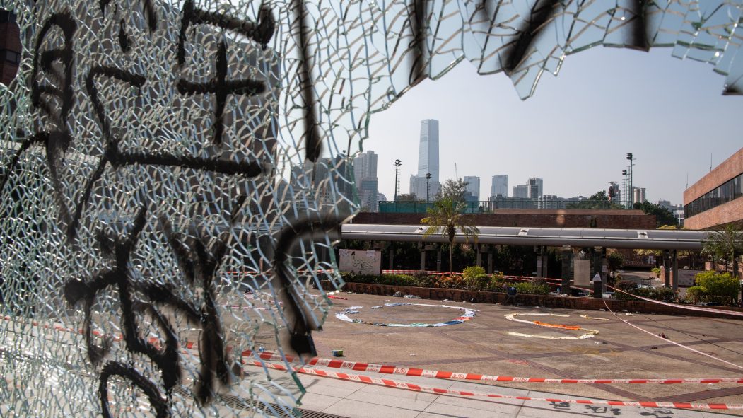 Hong Kong: les étudiants assiégés de PolyU lancent un SOS