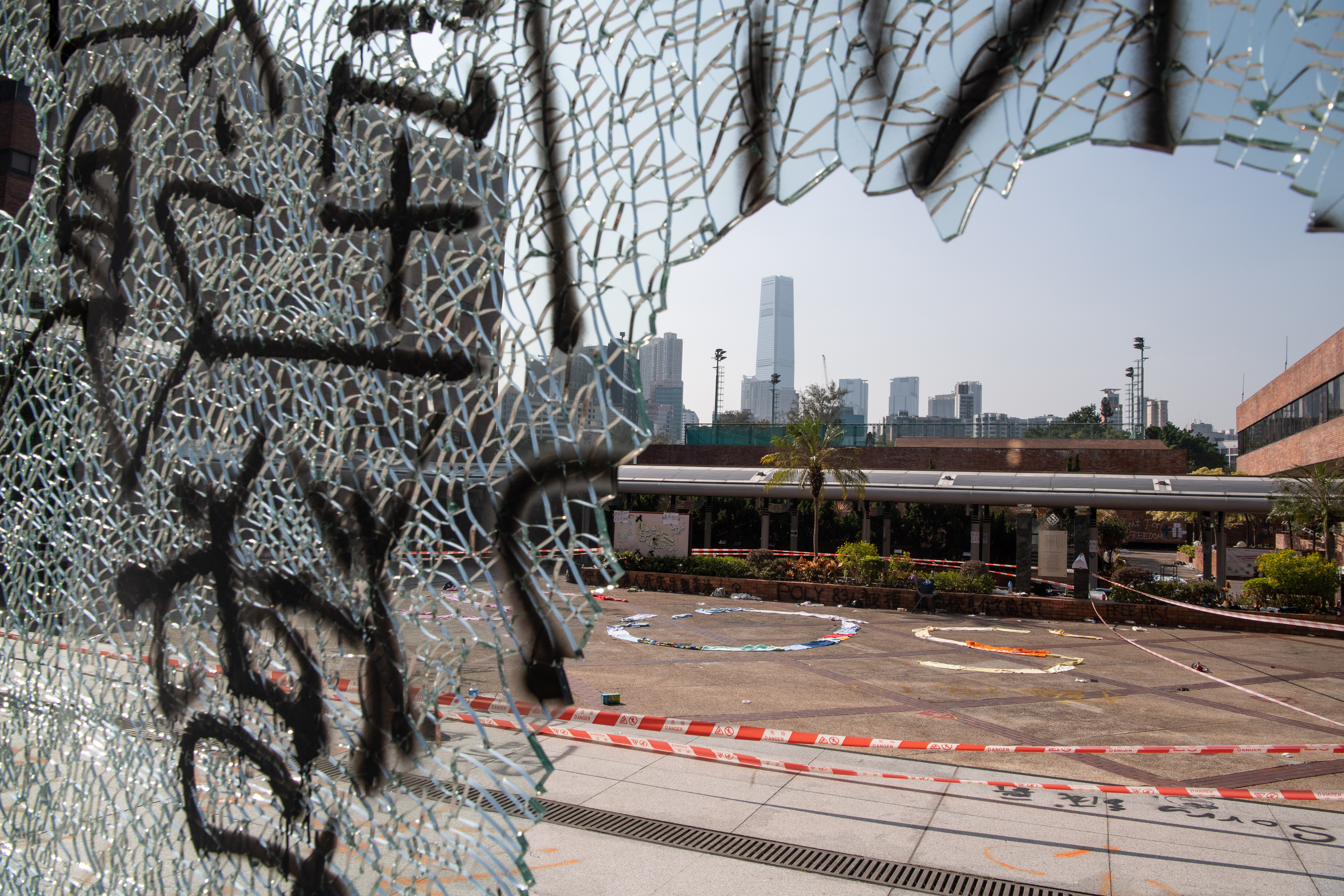 Hong Kong: les étudiants assiégés de PolyU lancent un SOS