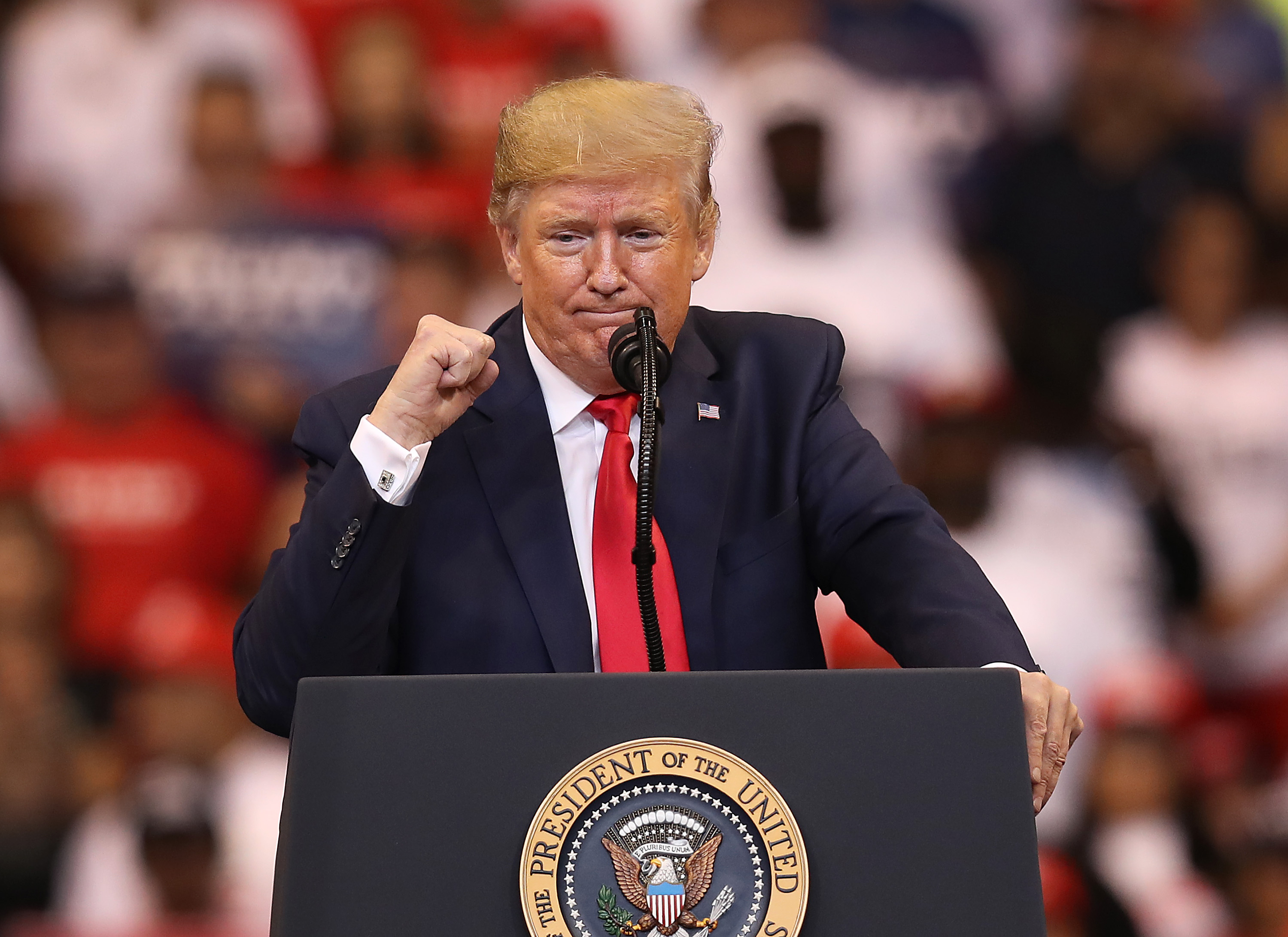 Donald Trump devant un micro lors de la COP 25