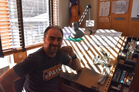 L'auteur est penché sur son espace de travail.