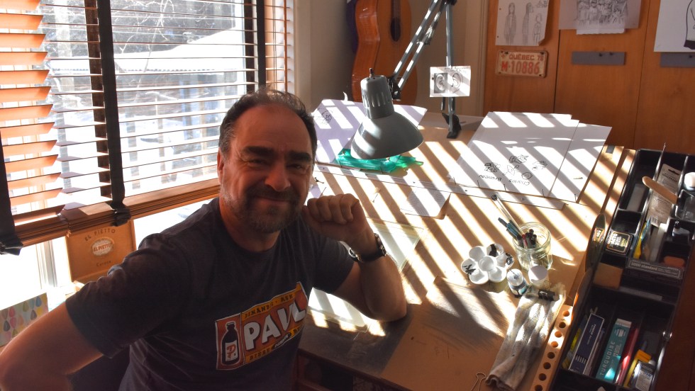 L'auteur est penché sur son espace de travail.