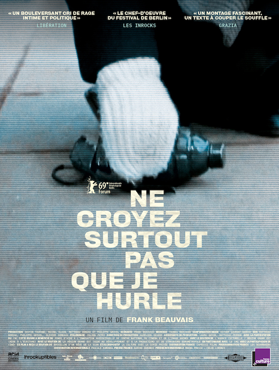 L'affiche du film Ne croyez surtout pas que je hurle présente une main dans une mitaine blanche tenant un jouet.