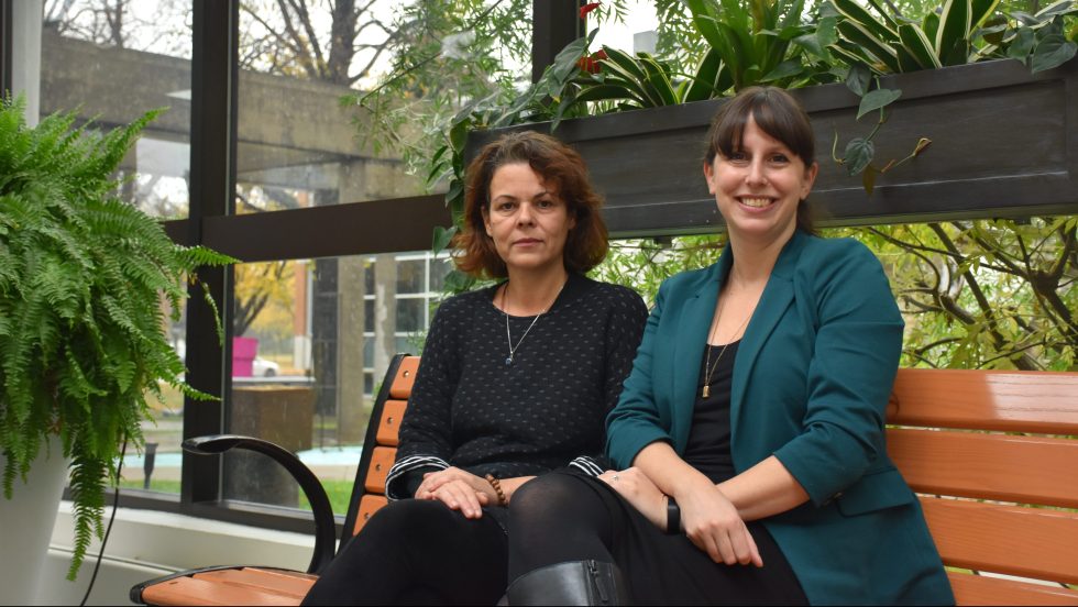 L'écrivaine Laure Morali à l'entrée de la bibliothèque.