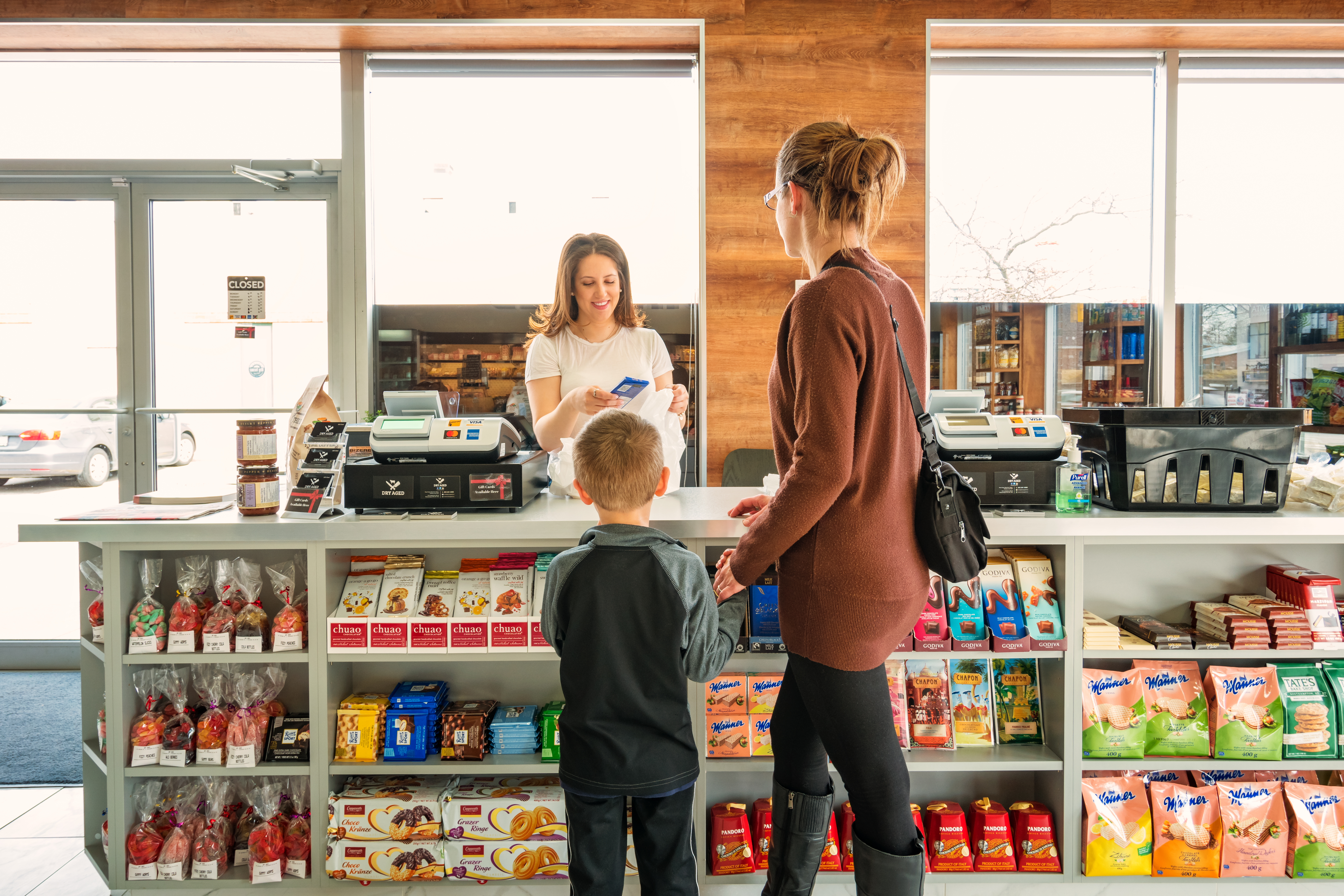 Une femme et un enfant à l'épicerie