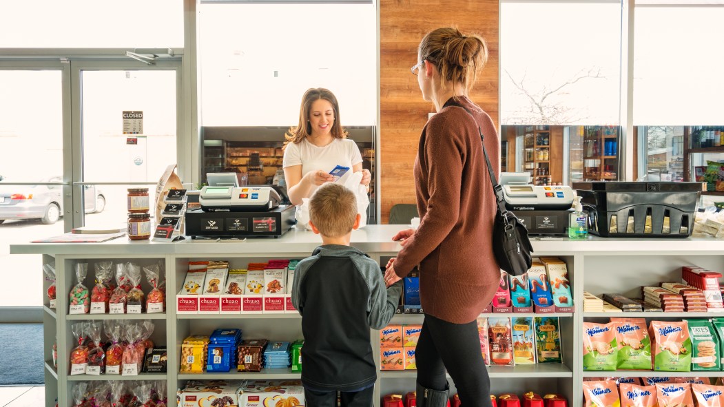 Une femme et un enfant à l'épicerie