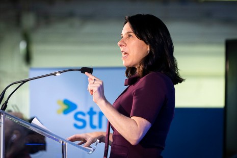 Valérie Plante devant une affiche de la STM, lors d'une annonce sur le budget de la STM et l'augmentation du niveau de service d'autobus.