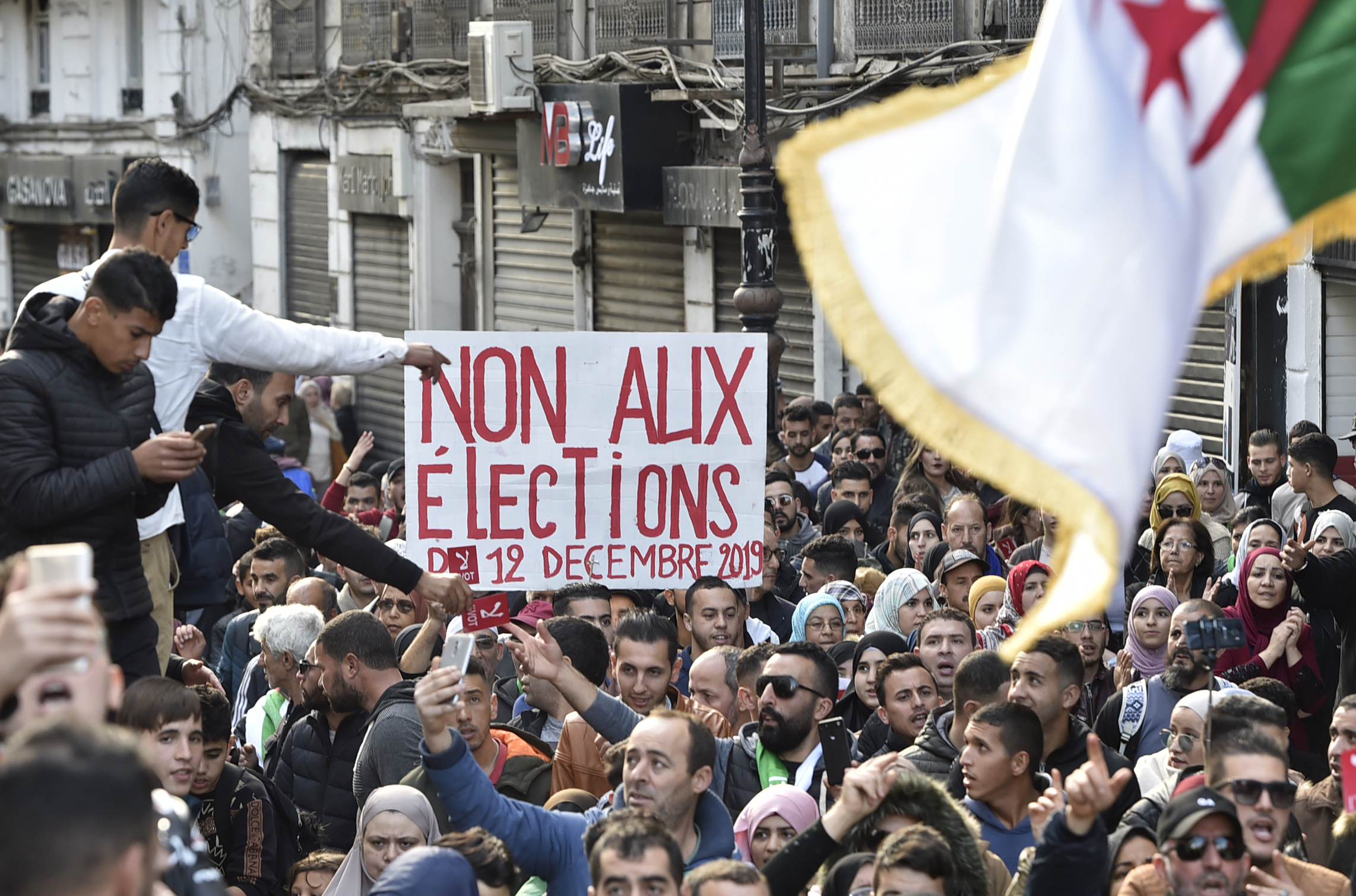 Présidentielle en Algérie: les étudiants défilent par milliers à J-2