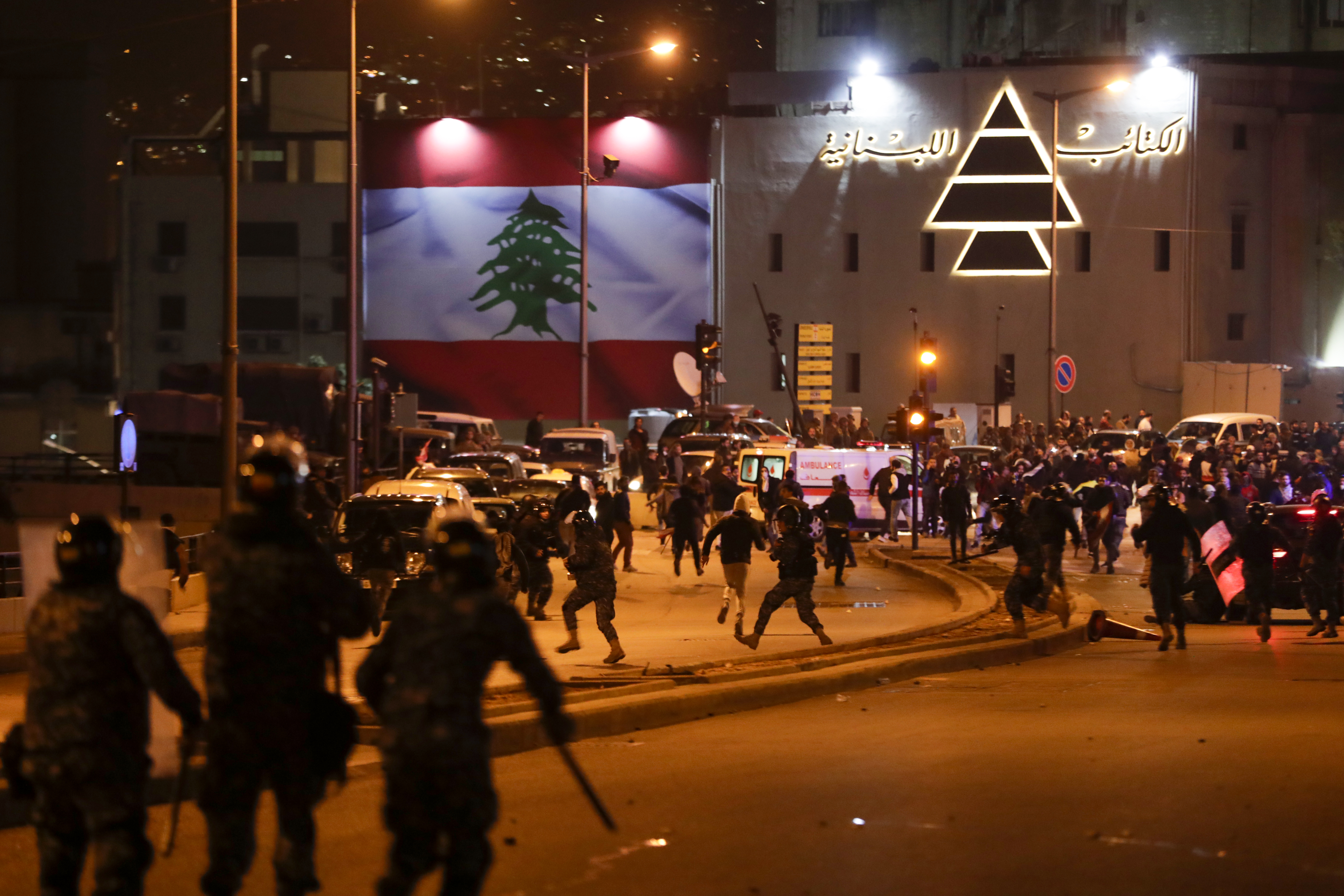 Le Liban manifeste à nouveau après des heurts avec la police
