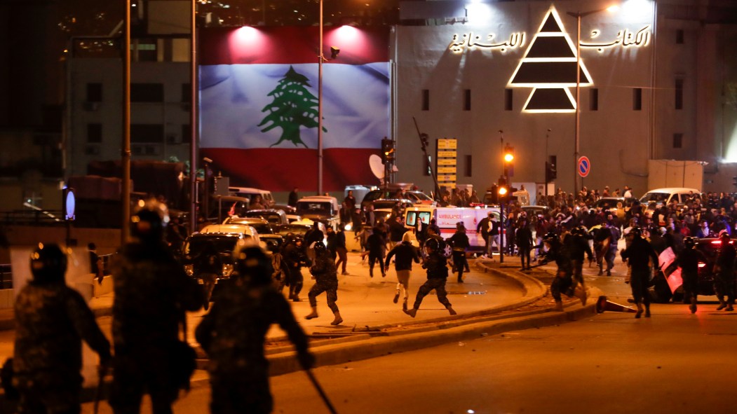 Le Liban manifeste à nouveau après des heurts avec la police