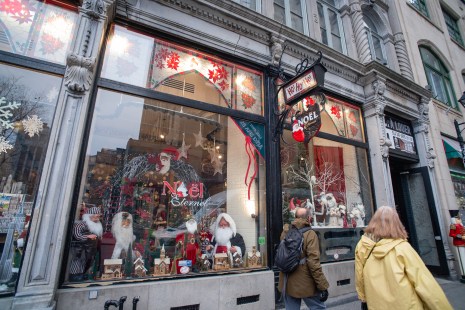 Noël Éternel a pignon sur la rue Notre-Dame Ouest dans le Vieux-Montréal.