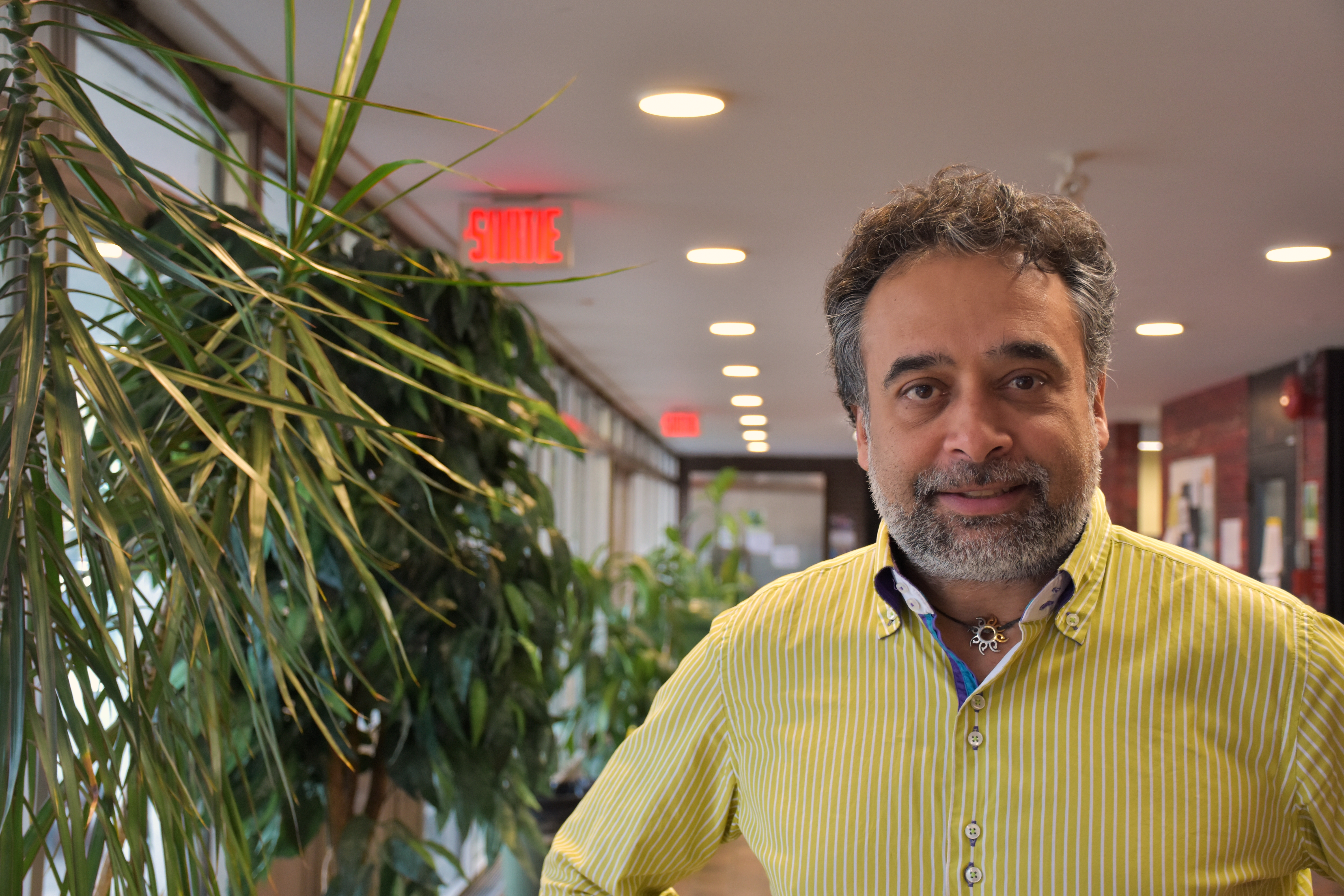 Joe Cacchione dans le couloir d'une école