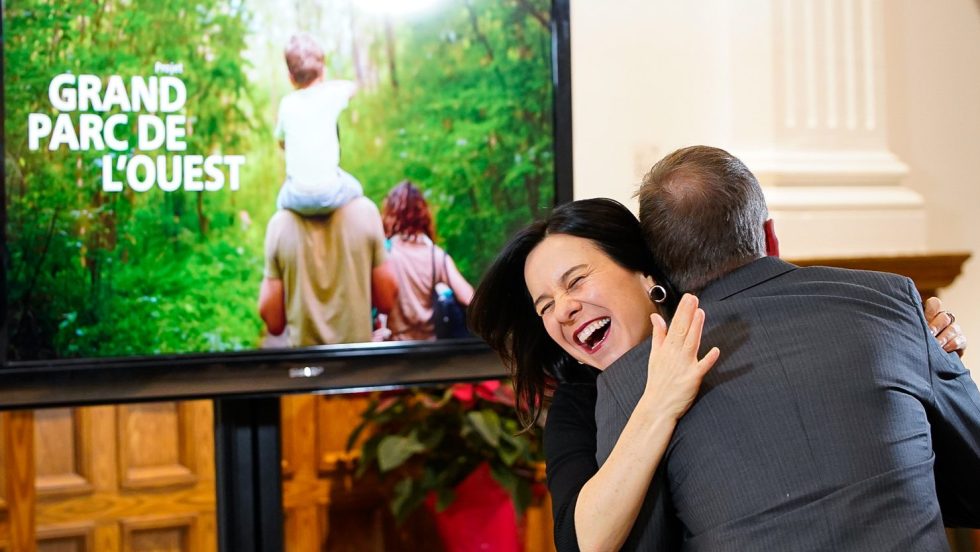 La mairesse de Montréal, Valérie Plante, célèbre l'achat d'un terrain de 140 hectares dans l'arrondissement Pierrefonds-Roxboro pour son Grand Parc de l'Ouest.
