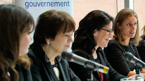 La ministre Sonia LeBel, troisième à partir de la gauche, est accompagnée de trois autres femmes élues à l'Assemblée nationale.