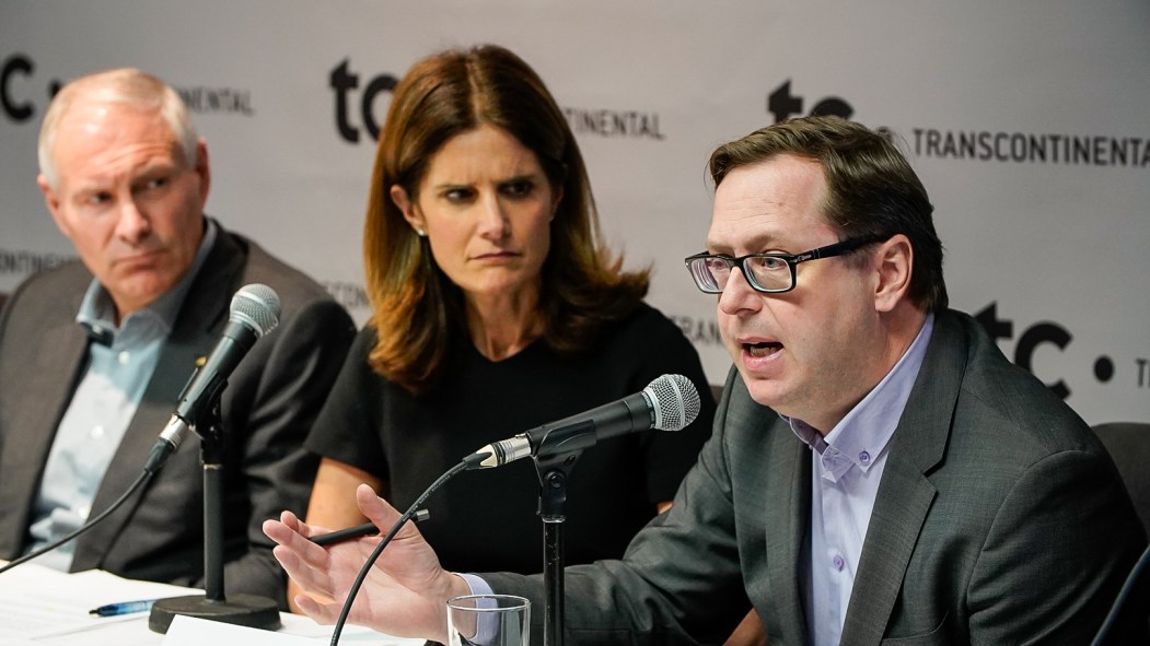 Benoit Chartier (à droite), représentant d'Hebdos Québec, ainsi qu'Isabelle Marcoux et François Olivier, de TC, lors d'un point de presse du front commun pour la défense du Publisac