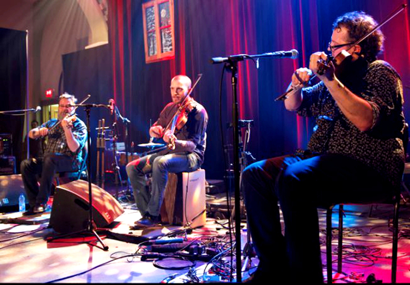 Trois violonistes du groupe Discord