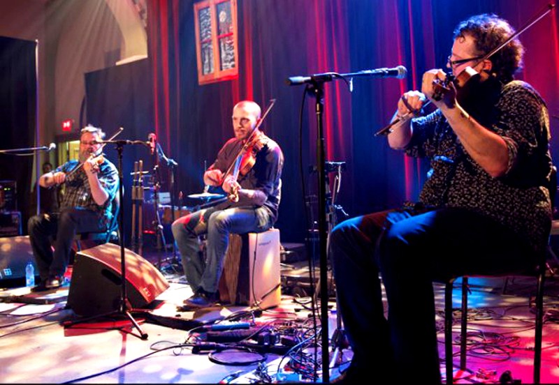 Trois violonistes du groupe Discord