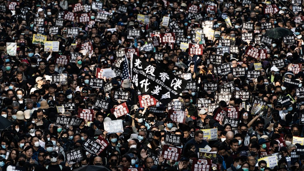 Hong Kong: immense foule pour les six mois de la contestation