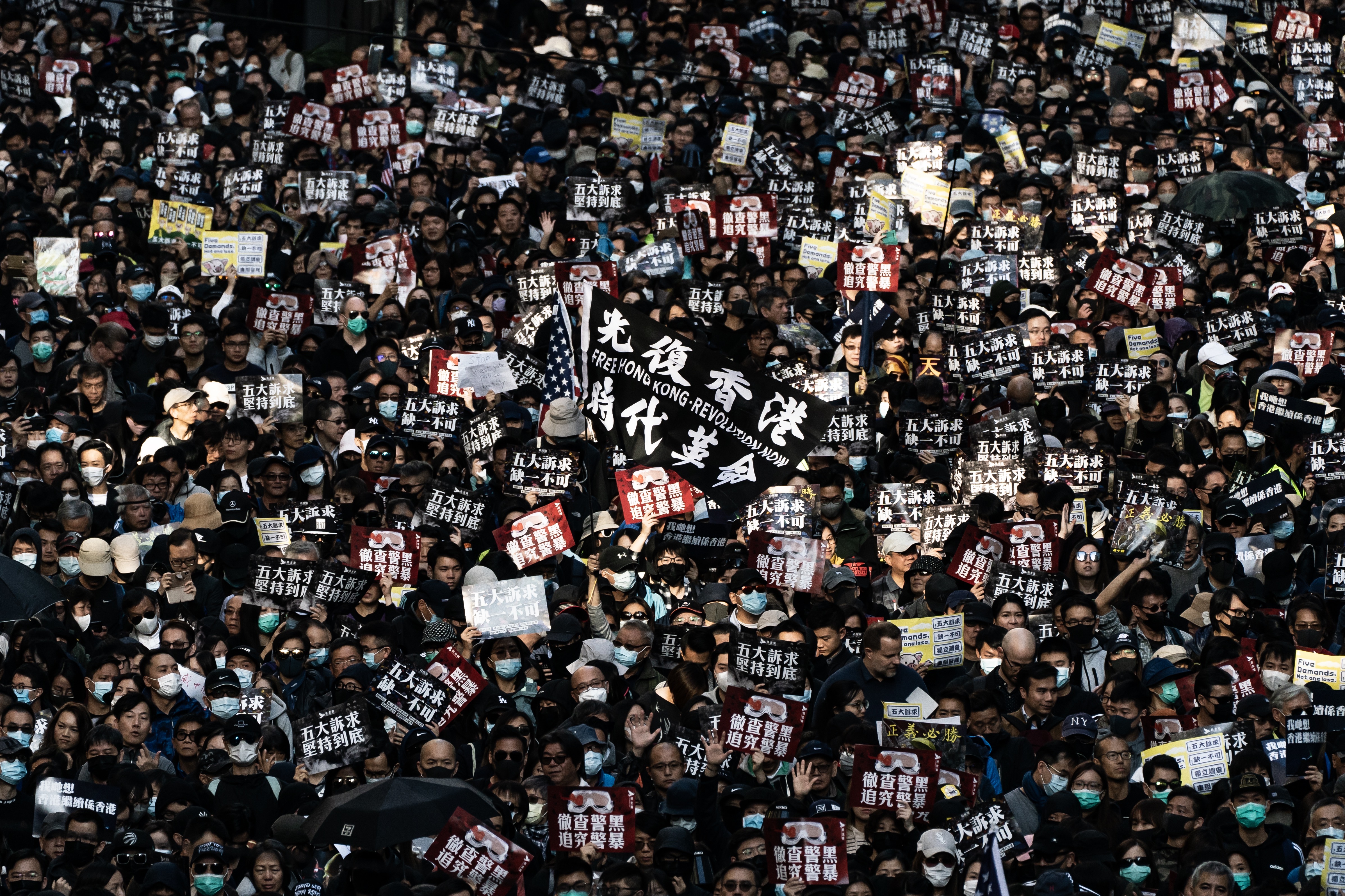 Hong Kong: immense foule pour les six mois de la contestation