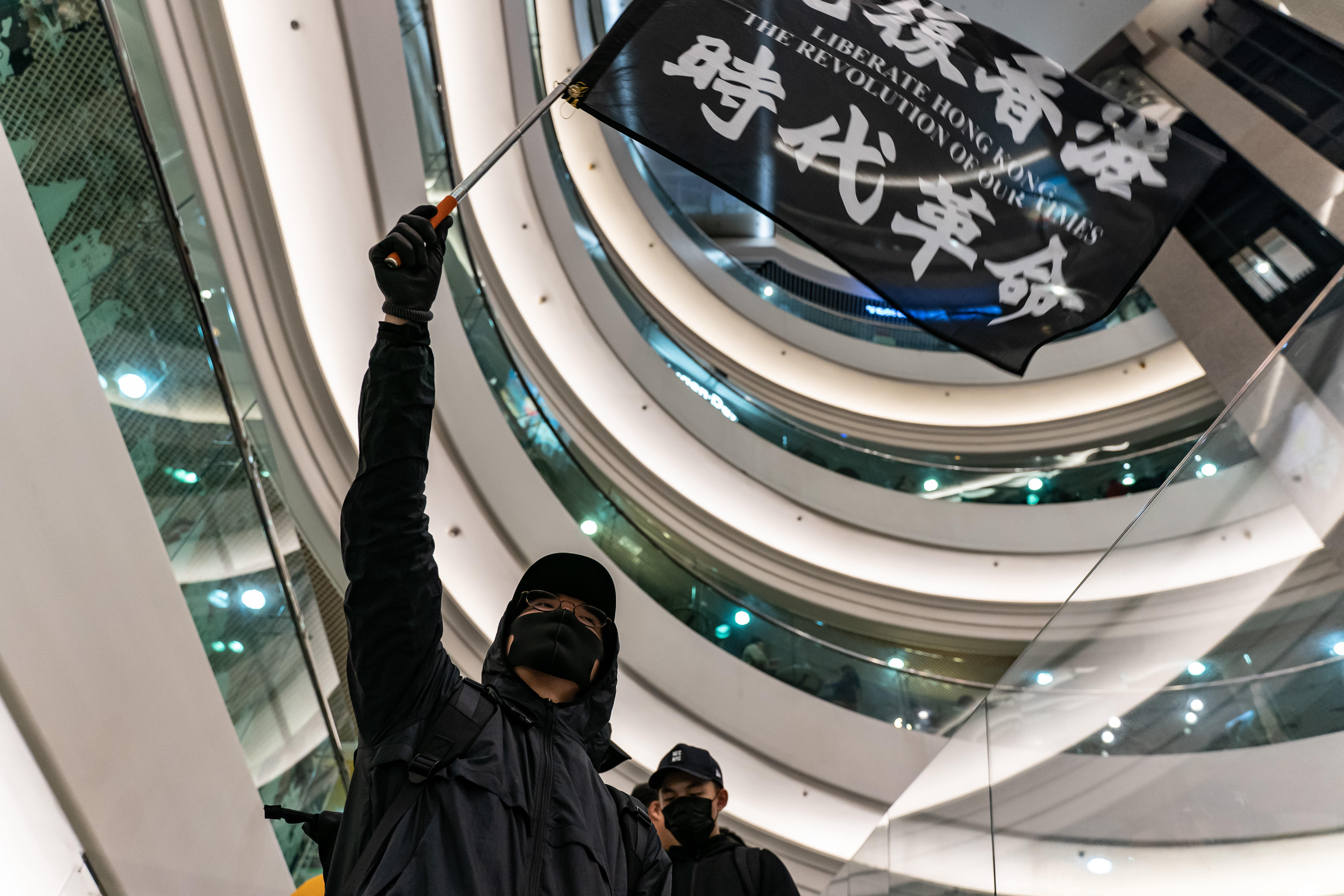 Hong Kong: affrontements dans des centres commerciaux pour le 3e jour