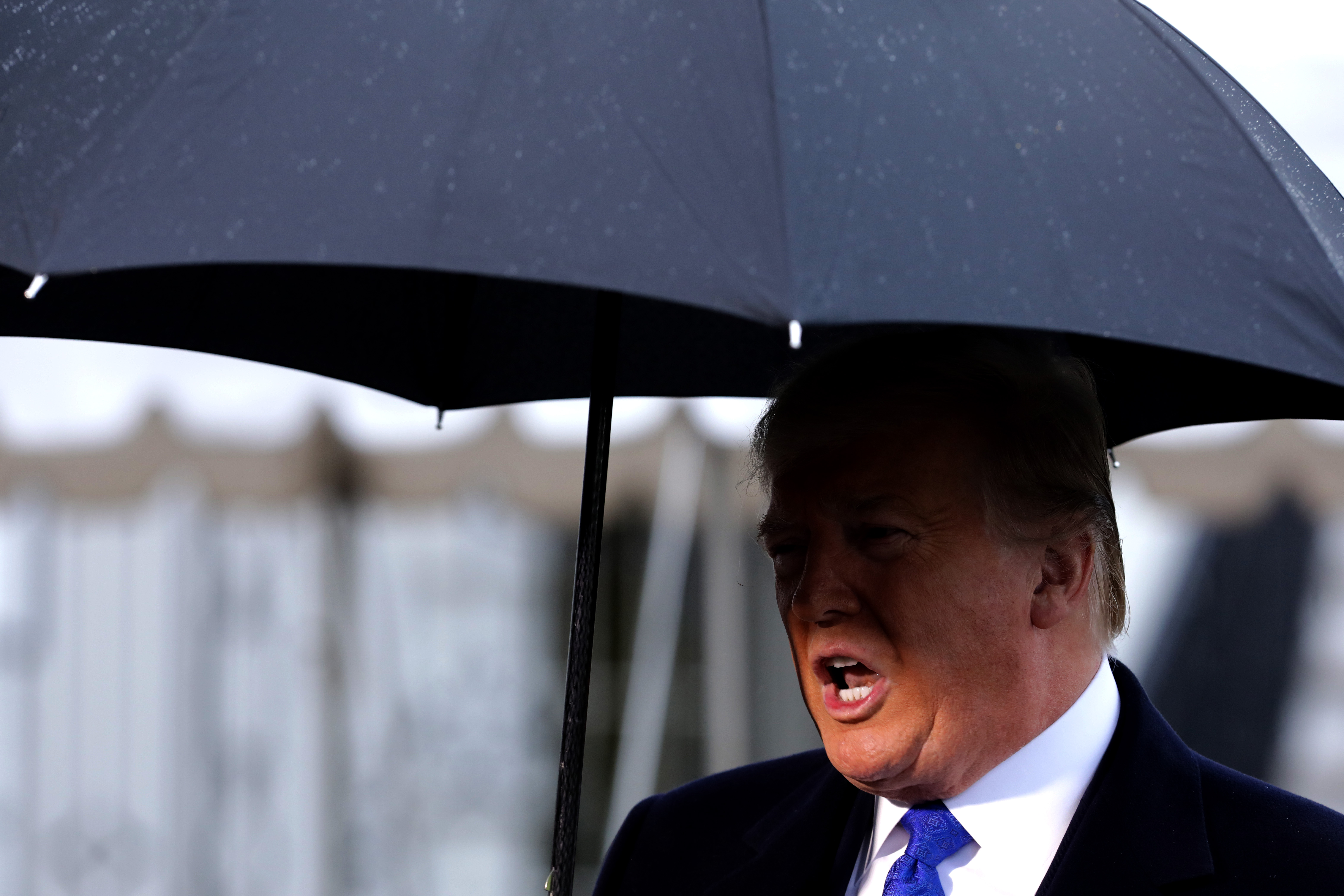 Destitution de Trump: le président s'envole pour l'Europe et défie à nouveau les démocrates