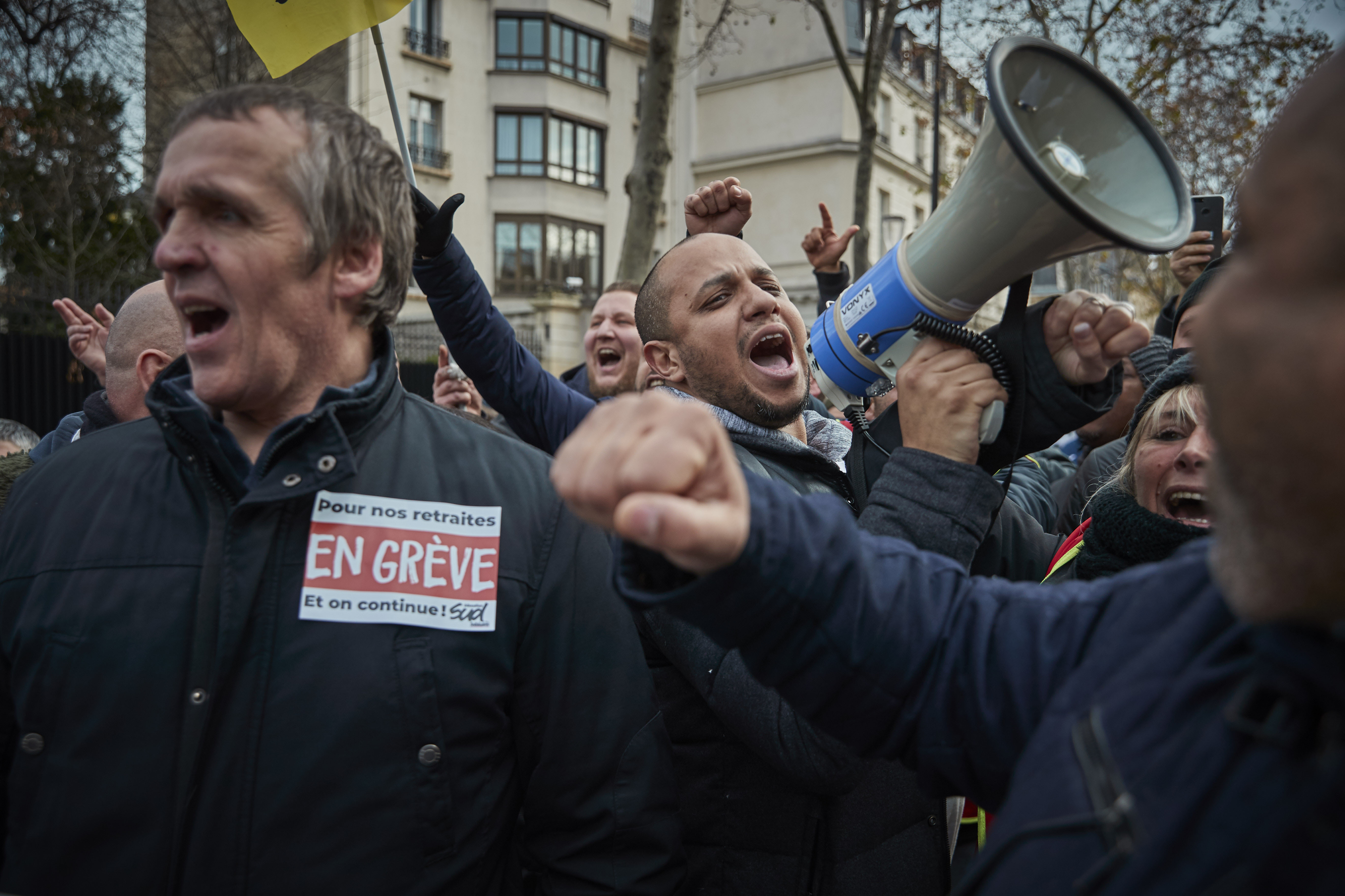 France: concessions sur la réforme des retraites, opposition toujours virulente