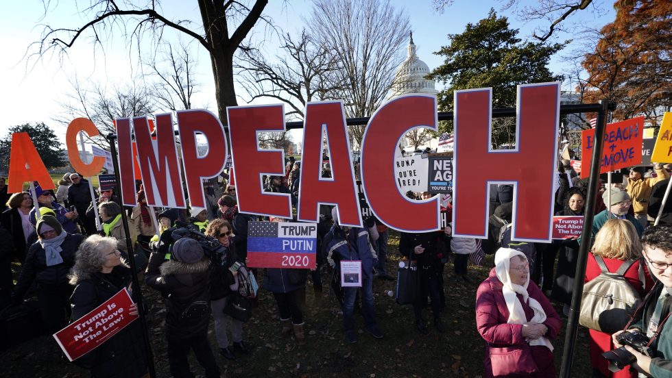 «Faites votre travail!», les anti-Trump mobilisés devant le Capitole