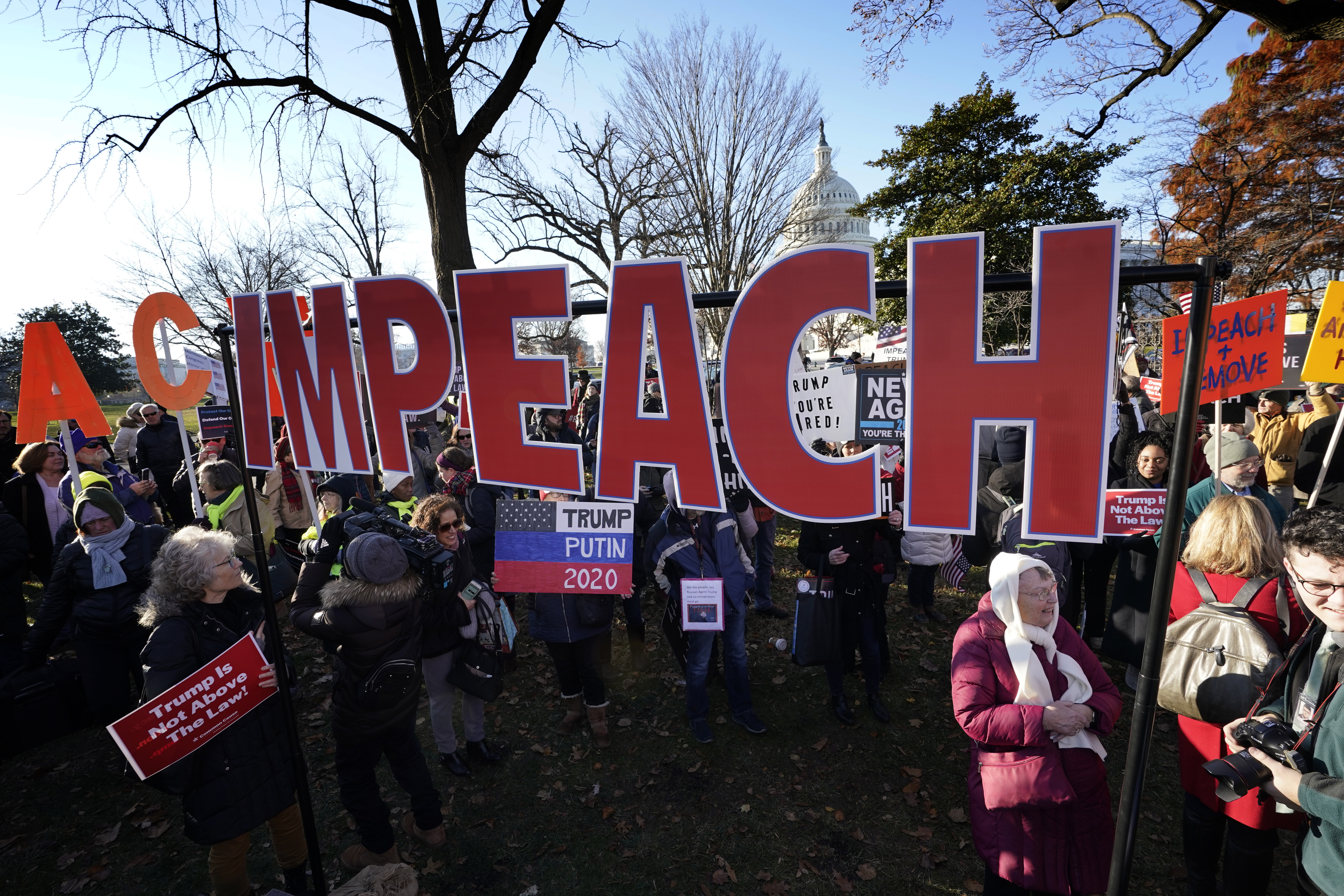 «Faites votre travail!», les anti-Trump mobilisés devant le Capitole