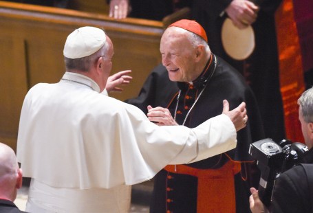Theodore McCarrick lors de sa rencontre avec le pape Francis en 2015 à Washington.
