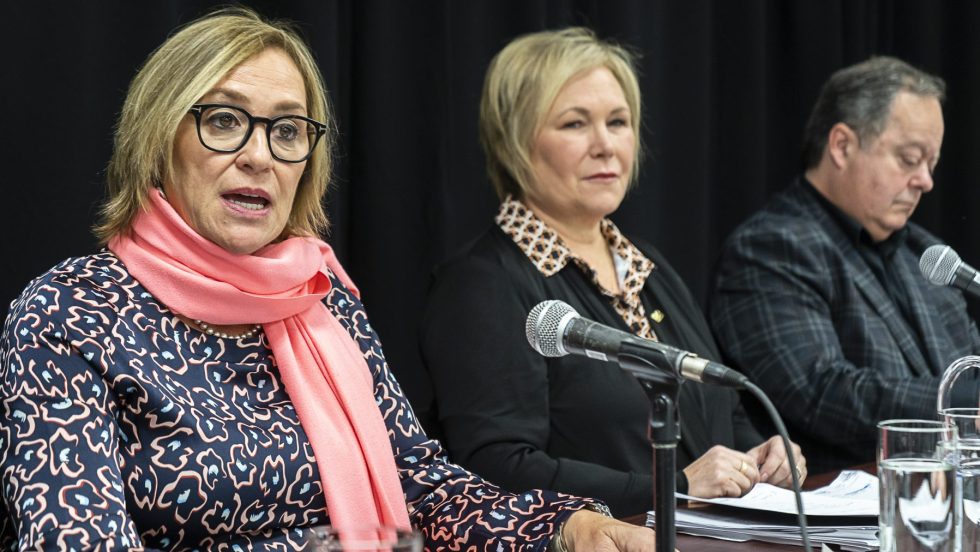 Des représentants de plusieurs ordres professionnels liés à la santé mentale et aux services sociaux lors d'une conférence de presse.