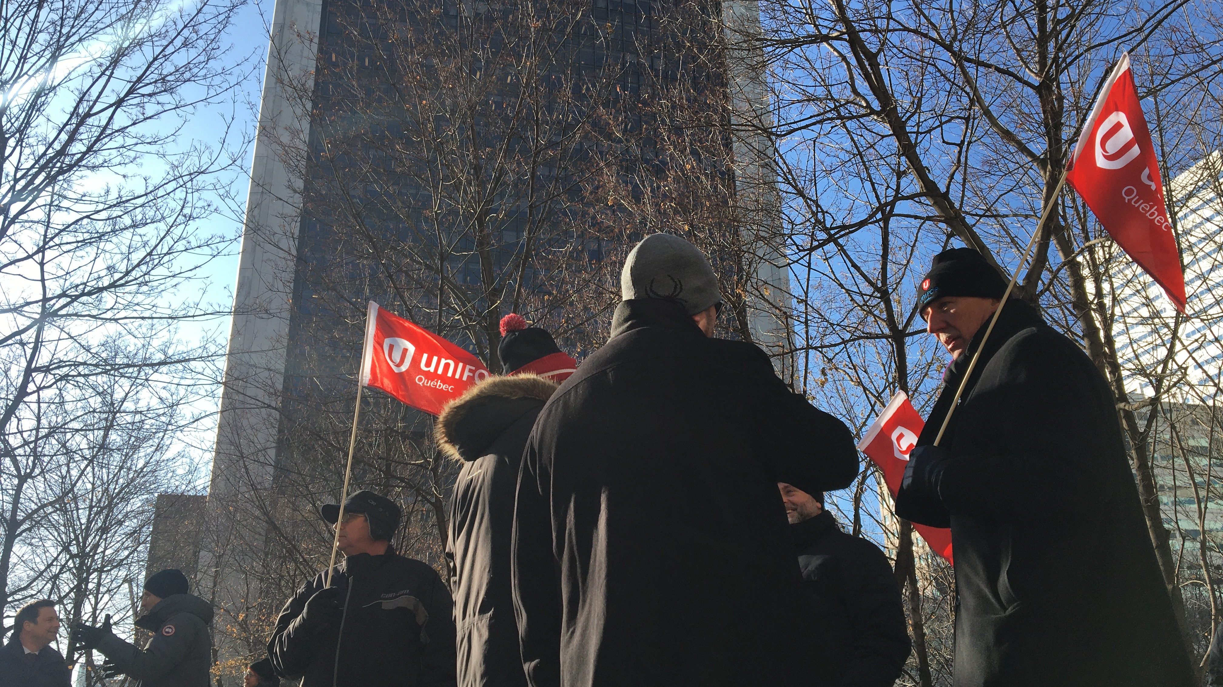 Des travailleurs retraités de La Tribune et Le Quotidien, deux journaux de GCM, manifestent devant la Tour de la Bourse, qui abrite notamment les bureaux de Power Corporation.