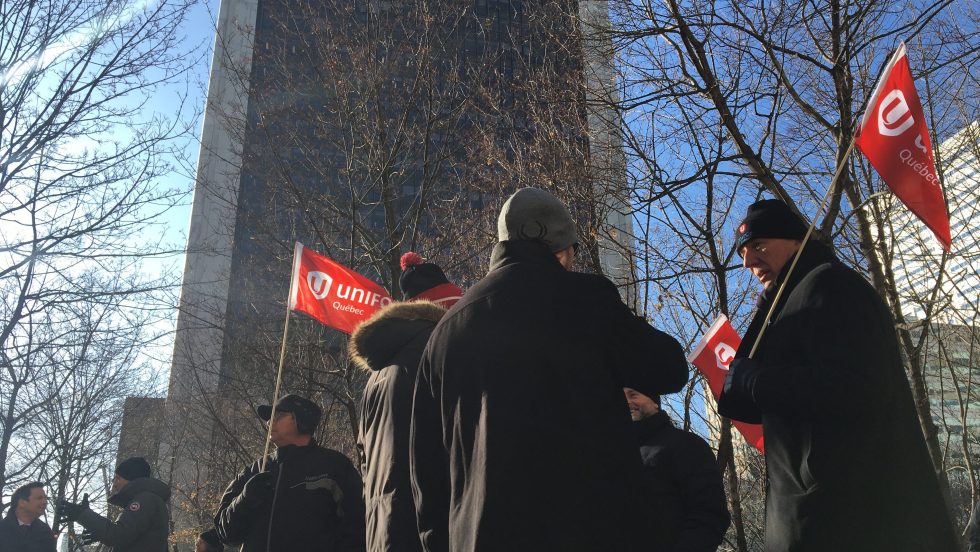 Des travailleurs retraités de La Tribune et Le Quotidien, deux journaux de GCM, manifestent devant la Tour de la Bourse, qui abrite notamment les bureaux de Power Corporation.