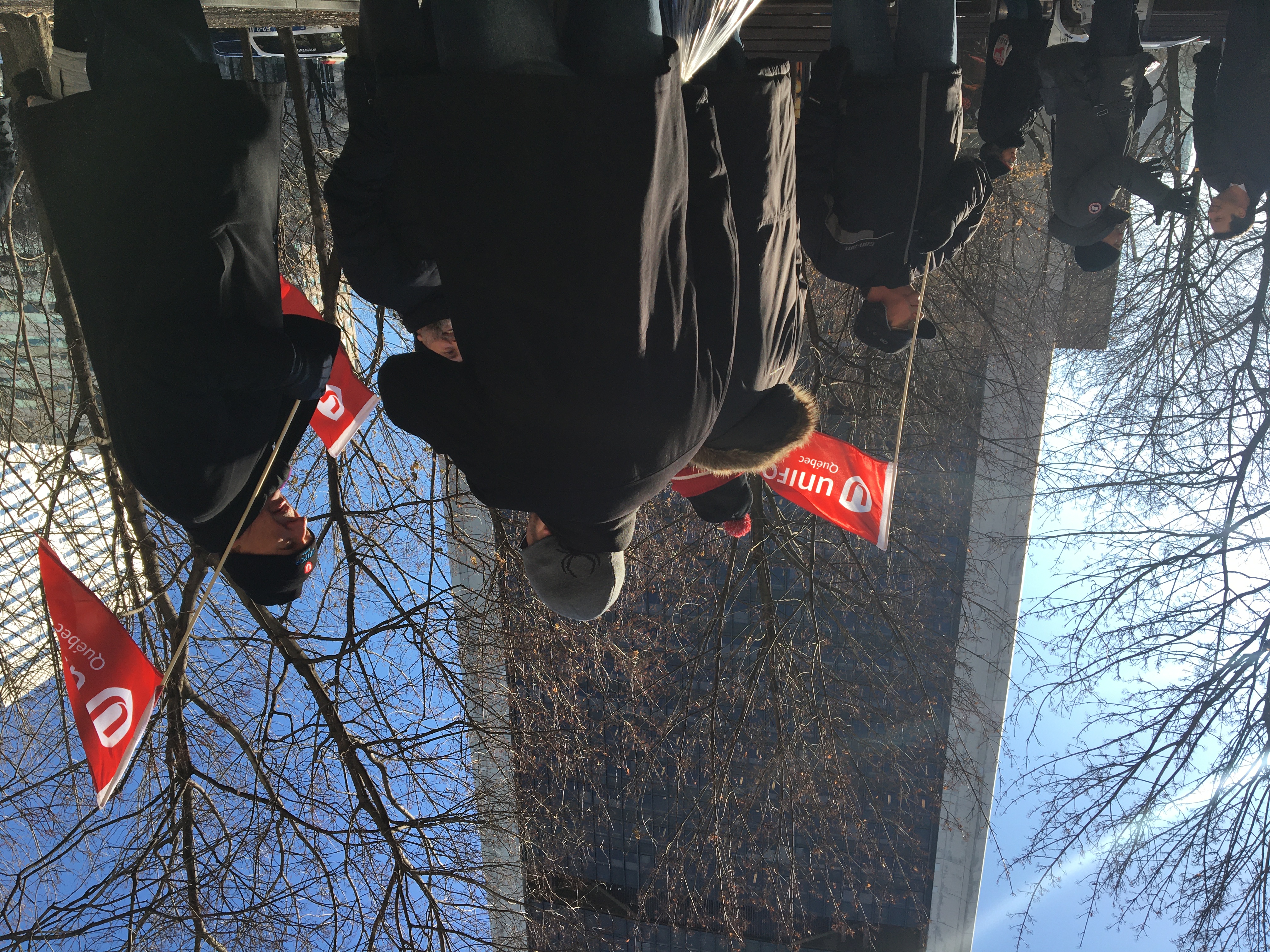 Des travailleurs retraités de La Tribune et Le Quotidien, deux journaux de GCM, manifestent devant la Tour de la Bourse, qui abrite notamment les bureaux de Power Corporation.